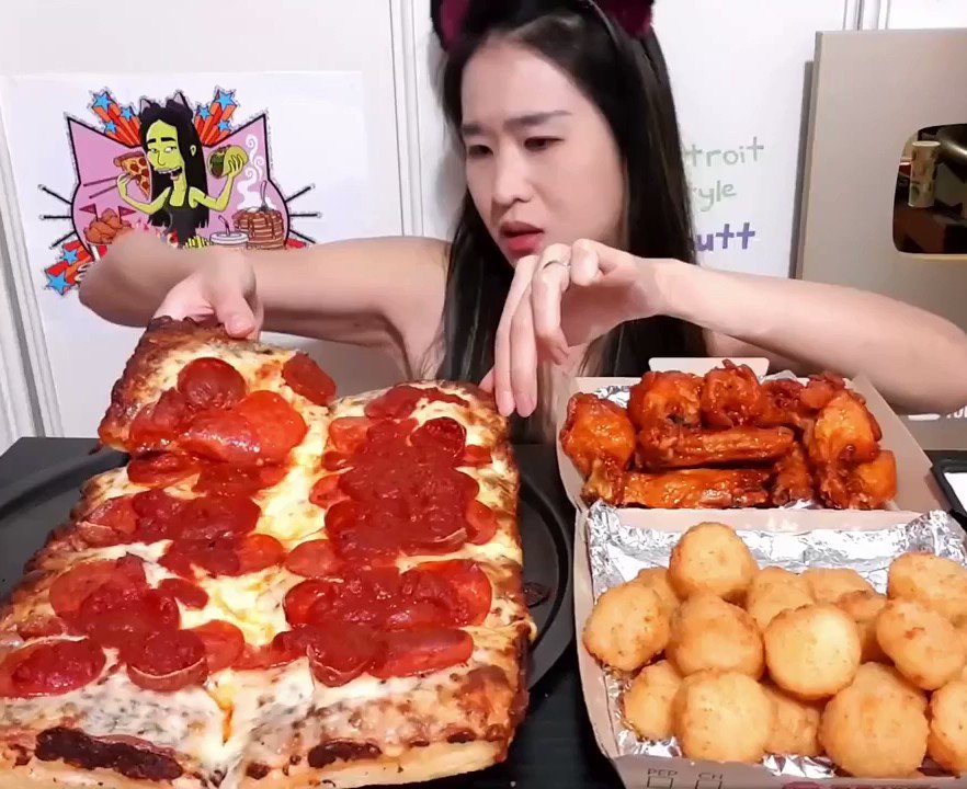 Out of Context Mukbang and Food on Twitter "Pizza Hut's new Detroit