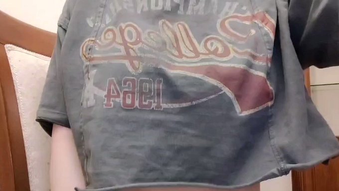 Just look at how this bra perfectly emphasizes my boobs? https://t.co/8eSKxoGv32