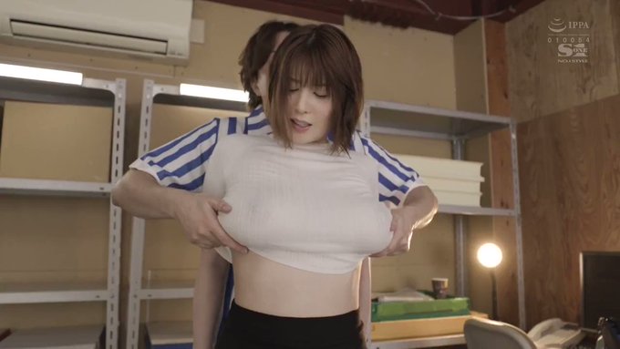 ノーブラで透け透けの爆乳Jカップに興奮し、店の裏へ連れ込みお乳揺らして着衣S〇X！
揉みごたえ満点の柔らかそうな爆乳に目を奪われます🤤 https://t.co/OQWBpmj8hj