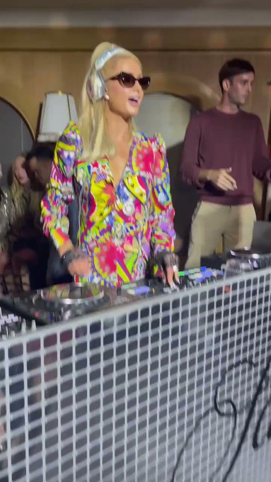 Queen bee @ParisHilton kicking it off at #saks #NYFW #NYFW2021 https://t.co/jbv7j4k953