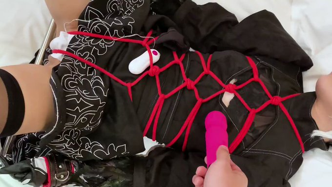 ファンティアに投稿しました！ 【動画】2B緊縛拘束電マ責め https://t.co/h7r6NO4XY1  黒い衣装なので赤縄が映えますね 腰の動きがエッチな感じです😃  有料プランの方は2分30秒 無料プランの方は30秒の動画をご覧いただけます  #Fantia<a href="/tag/fantia"class="tags">#Fantia</a><a href="/tag/%E3%83%95%E3%82%A1%E3%83%B3%E3%83%86%E3%82%A3%E3%82%A2"class="tags"><span>#ファンティア</span></a>