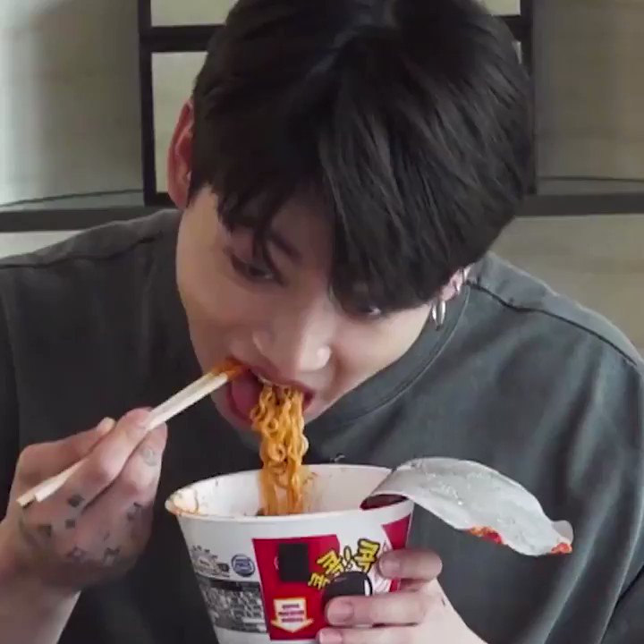 Resistencia Detallado temerario 제⁷ 전밤엄마 | +ㅅ- ˢˡᵒʷ on Twitter: "[RUN BTS EP.151] Jungkook can have any  expensive and chic plates but still ordering a cup of ramen kdhdjdjd Ramen  enthusiasts only can relate! https://t.co/whtNi7ocnB" /