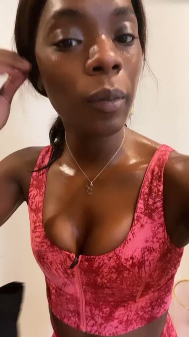 Good morning Twitter ? I went to the gym with some cleavage today ? https://t.co/DCFW3oTPGZ