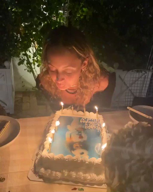 RT @paristexxas: nicole richie’s birthday cake really set her on fire  https://t.co/BBuNQZmB5O