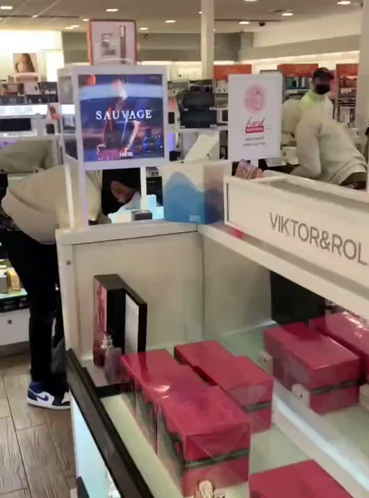 RT @MrAndyNgo: Stunned customers watch a brazen robbery at Ulta Beauty in Chicago: https://t.co/12fG4R7DBh