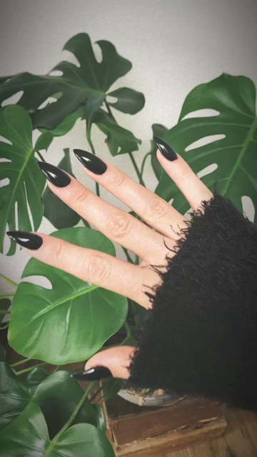 New claws… made them for the upcoming Halloween vids ? https://t.co/NsINb3vGXe
