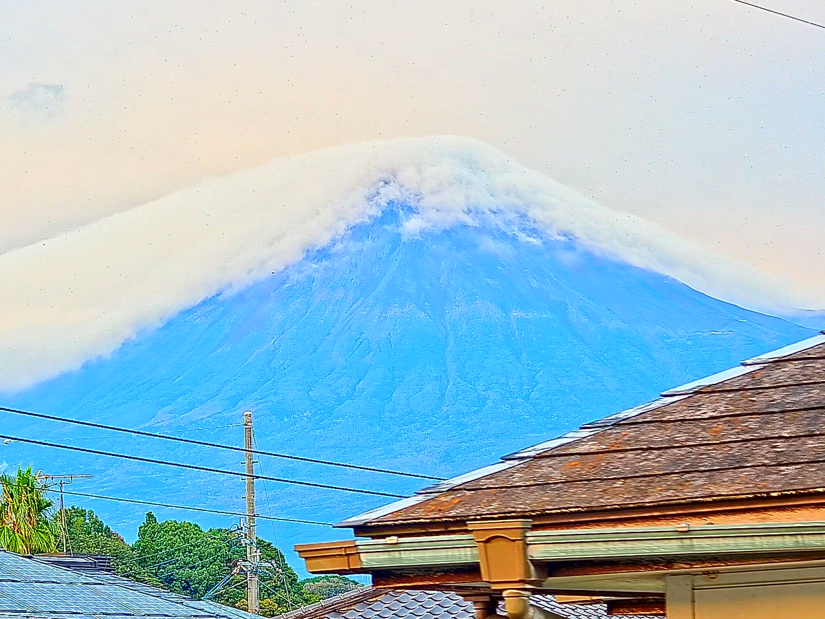 2021年10月1日夕方に、富士から望遠カメラで捉えた台風一過の富士山です。すっぽり雲に包まれる富士山が黄金色に焼け、次第に地球の影に覆われていきました。明日の朝も、どんな姿を見せてくれるか楽しみです。 