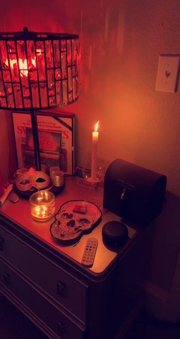 Cum play in the red room tonight on @chaturbate 😈🔥💋 https://t.co/ztWmODS2oi #altbabe #SpookySZN #camgirl