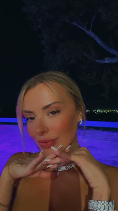 hot but stupid https://t.co/KcKLPE2CcC
