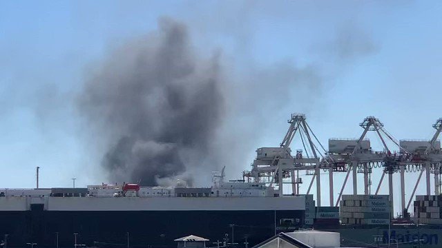 BREAKING: Huge fire at Honolulu Harbor near Matson. Details coming up! #HawaiiNews #BreakingNews https://t.co/1QHUdVd4S7