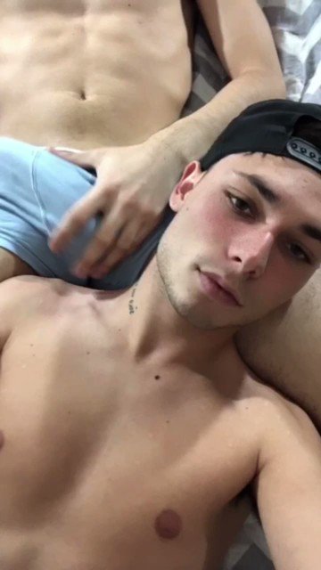 BAREBACK TWINK HUGE COCK 🍆

If you want to see how we have fun with this bottom twink 🍑💦
👉 subscribe