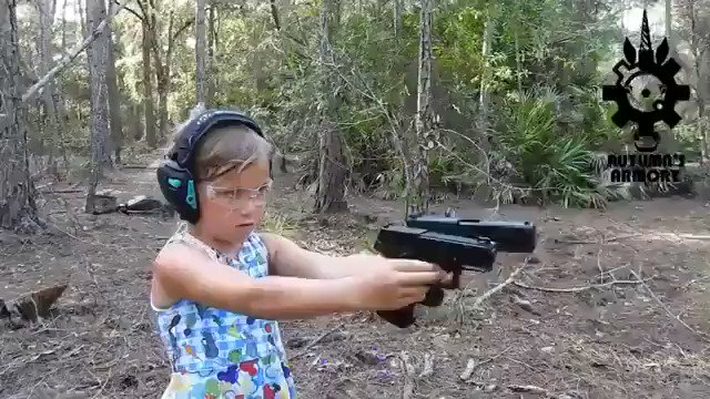 ロシアでは当たり前？ロシアの少女が銃を乱射する様子www