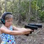 ロシアでは当たり前？ロシアの少女が銃を乱射する様子!