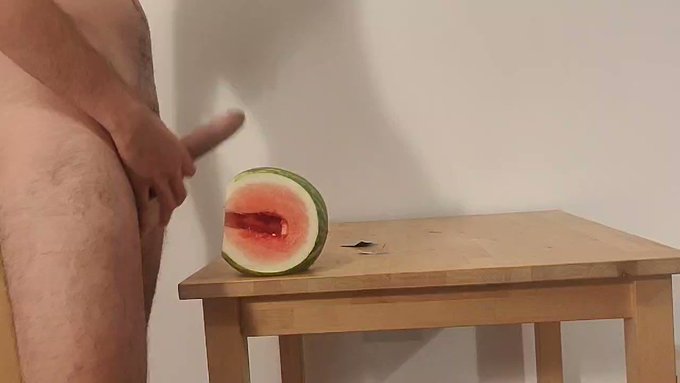 This watermelon was asking for it. https://t.co/YLF4WARvL0