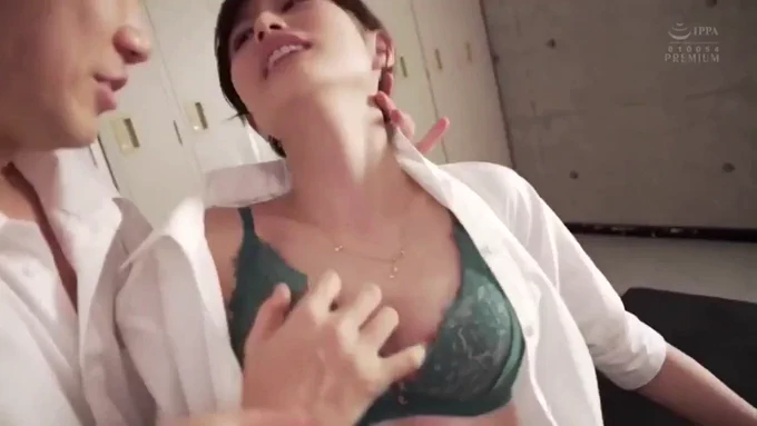 三咲美憂 美憂の前なこともあり厳しく注意する伊藤だったが、実は冤罪だった。 その後、伊藤と美憂がイチャついている姿を見た生徒の中に怒りが燃え上がる。 怒りは若く美しい美憂に向い貞操蹂躙。