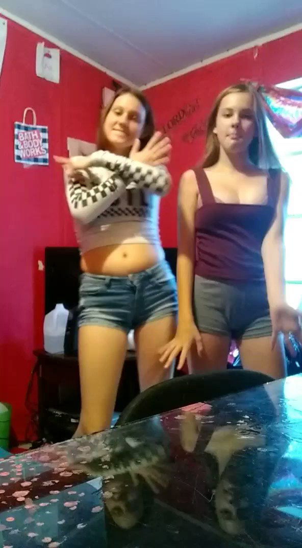 Juicy twerking teens 18  of cour... - Twitterの動画をダウンロード 