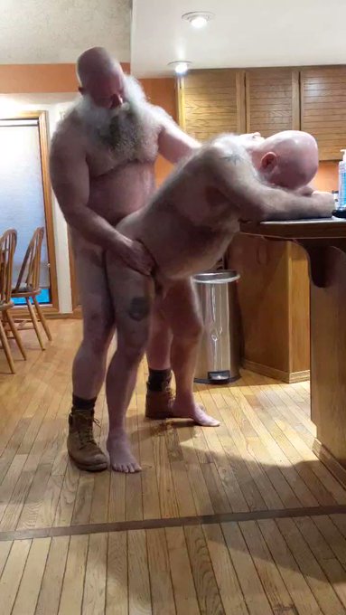 So we had the good fortune of being able to visit @PapaRayRider. Here he is showing Daddy Fuzzy some