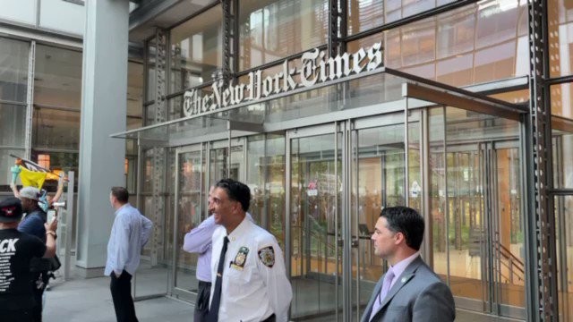 RT @elaadeliahu: Anti vaccine mandate protesters in nyc protest outside the @nytimes chanting “defund the media” https://t.co/BfalDbabqC