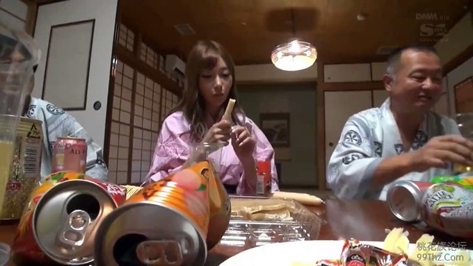 いい気分でお酒も進み野球拳など楽しみながらスケベスイッチが入った明日花キララはエロノンストップ！
グチョ濡れマ◯コに肉棒挿入されて平常心ブッ飛ばしてガンガン喘いでイキまくり！  
https://t.co/fQtXe7T65n