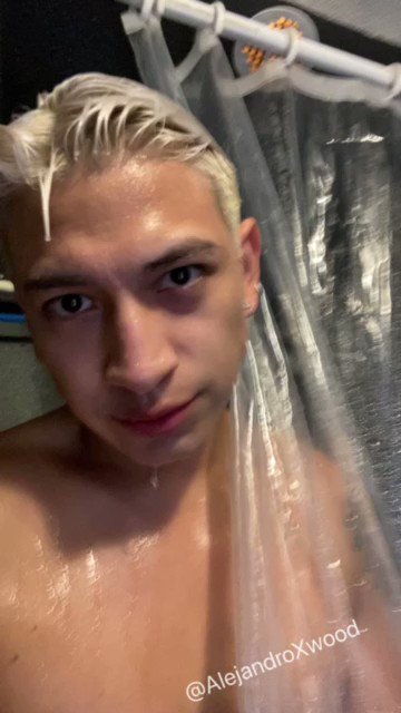 Quick shower at the festival ?. Like and rt if you wanna get fucked in the shower ??? // https://t.co/uWDh7G5IIm