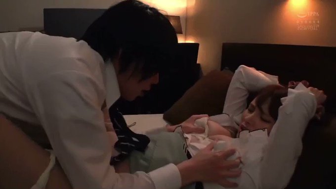 彼氏を忘れて、後輩の童貞チ○ポに中出しさせまくる巨乳の美女OL① https://t.co/VIKNeZfYIj