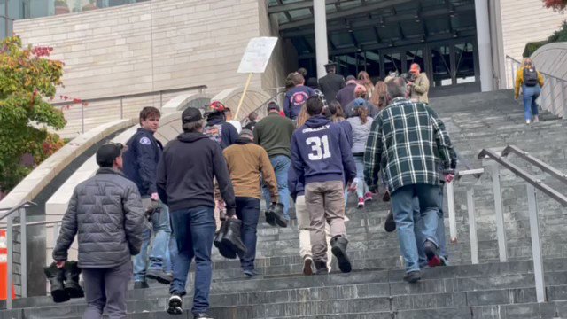 Watch: Seattle Police Officers And Firefighters Turn In Their Work Boots Over Covid Vaccine Mandate VApMEuLH24shZ_pu