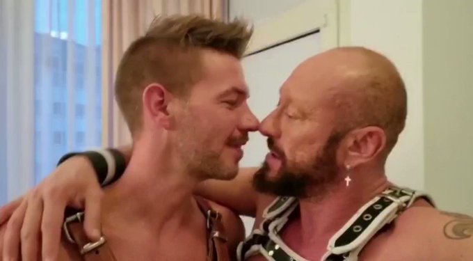 Everybody should to kiss him @CaptainQel soon with me @darek_mr in a video full of fetish. @joto_ddiamantes