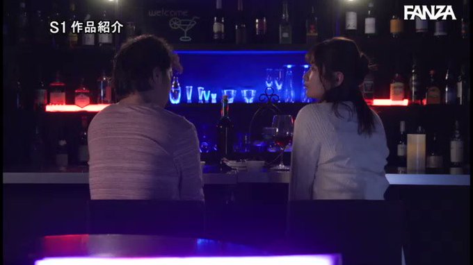 バイト先の巨乳の人妻もなんだかんだでやっぱり女子！
人妻のやさしさにつけ込み酒で酔わせてそのままホテルでセッ〇ス❤️
背徳感も持ちつつも欲求不満な人妻とイケナイな関係を描いたお話です！ 
https://t.co/ZiZTptrhBI
