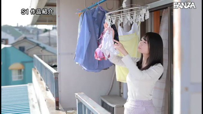 夫にしばらく抱かれてないセッ〇スレスの人妻が下着を拾ってくれた隣人の男子を誘惑し、自らの欲求を解消する物語です。

妖艶な人妻の下着が隣で揺れていたら、心もチ〇ポもなびいてしまうのは無理もないです😍 
https://t.co/bXLkbyECwE