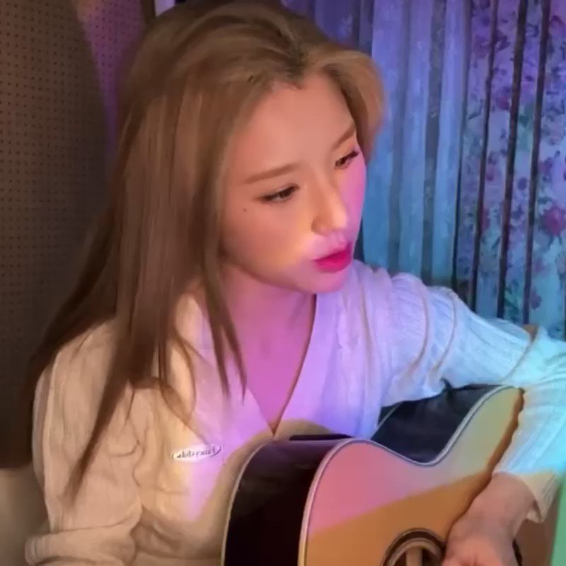 RT @hjnlooks: heejin singing paper hearts by tori kelly https://t.co/BKi89SumjX