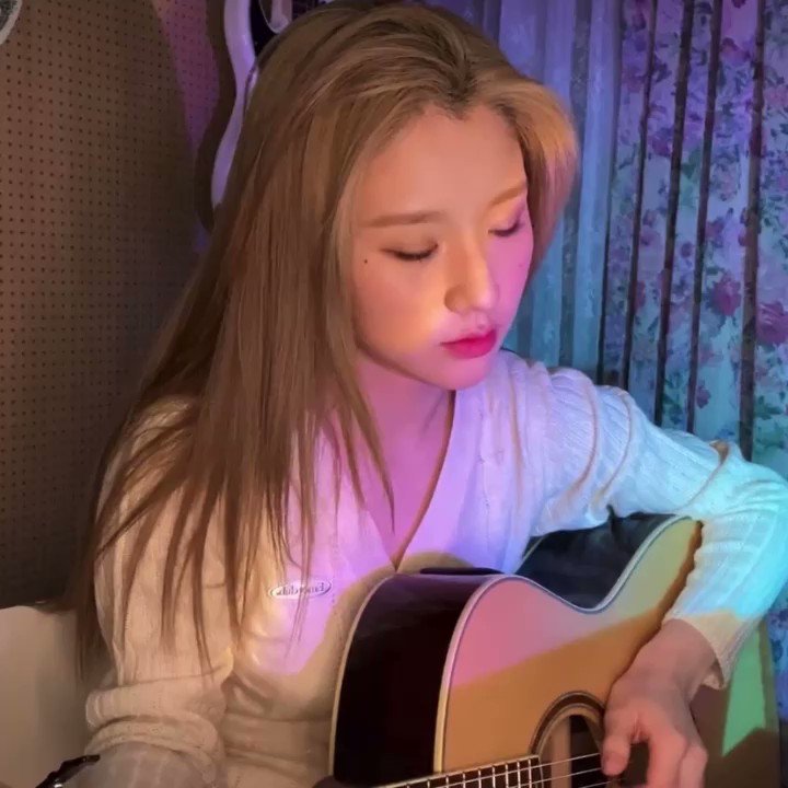 RT @heejinlqs: heejin covering paper hearts by tori kelly (2021) https://t.co/f3AFb7L0mp
