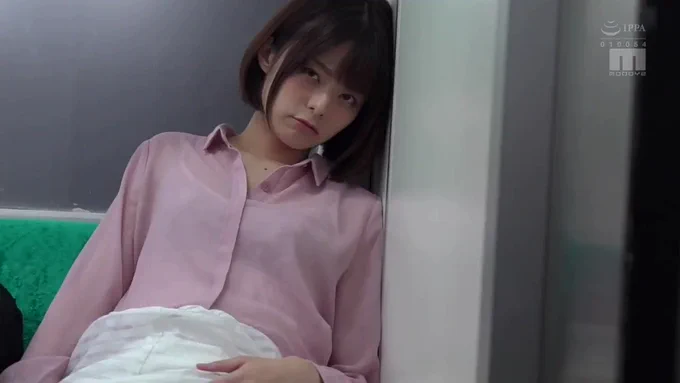 深夜2人きりの終電車両でほろ酔いOLに誘惑され、勃起チンポ出してみたらハメれた！！