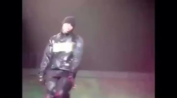 Chris Brown shaking his ass cheeks ? #chrisbrown #assshake #asscheeksout #booty https://t.co/ZmzWM2b