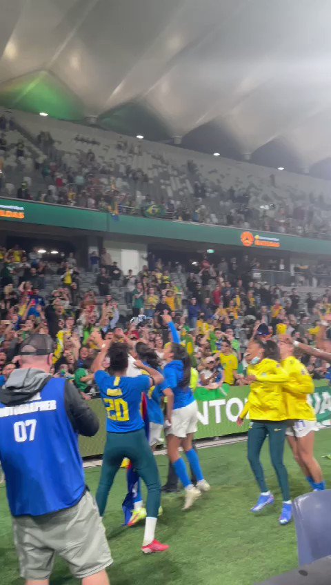 Capivara melhor que o canguru? 😂 Torcida do Brasil rouba a cena