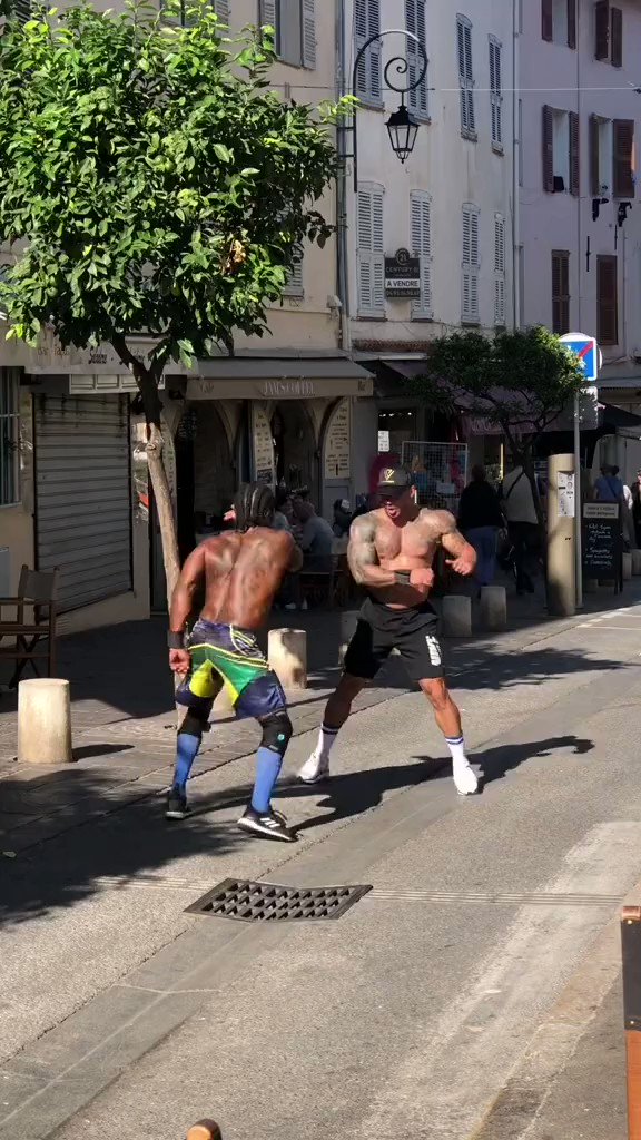 一体何をしてる？昼間の街中で見かけたカオス過ぎる光景ｗｗ