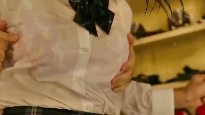嵐の夜に帰れなくなり学校に残ってしまった女子高生。そこに「どーした？」とばかりに体育教官が
。女子高生のびしょ濡れの姿に体育教官が欲情。
そのまま体育倉庫で襲われてしまう。
最後は一応可愛いお胸に溜まった精液をぶちまけるのであった。 https://t.co/RjjdQW8OKm