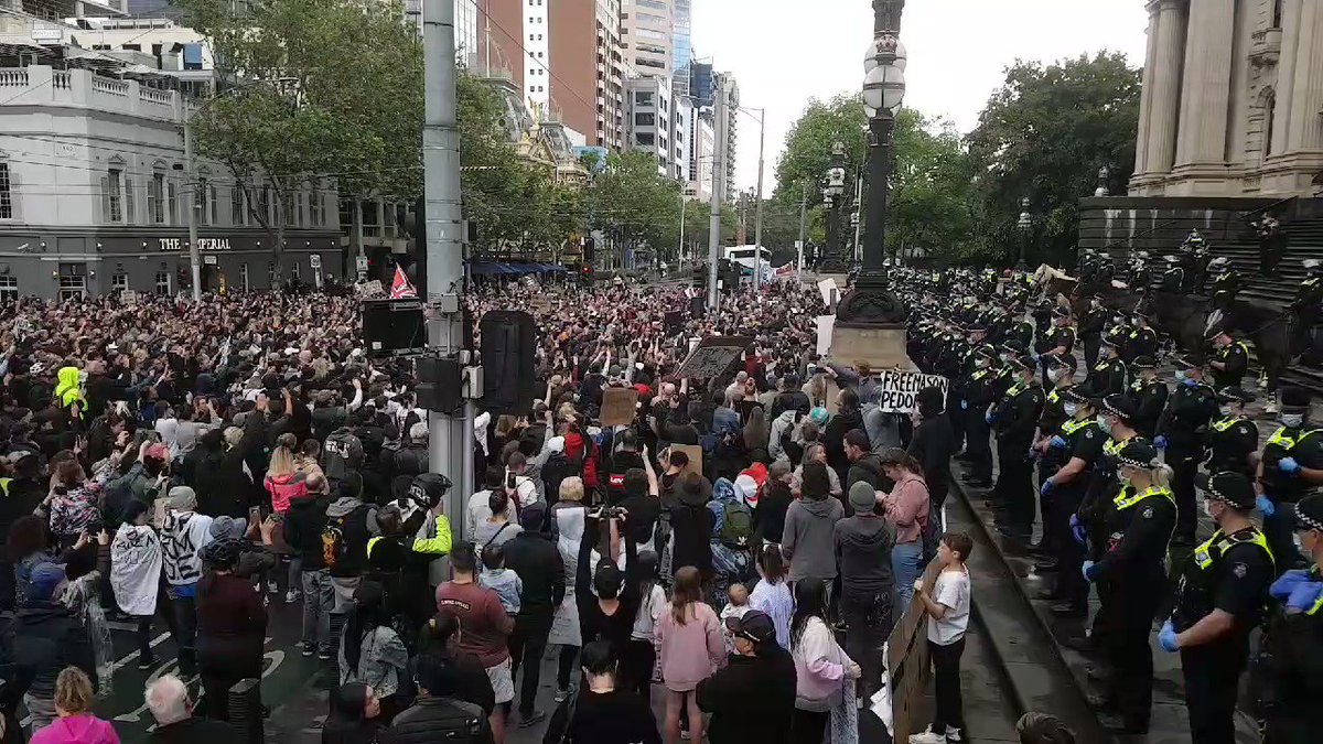 “Stop Medical Apartheid!” — Police Passive As Huge Crowd Protests Australia’s Draconian Pandemic Powers Bill FRormBVdbv4pG0NV