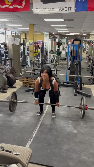150 lbs for 22 reps in a minute #TifaLockhart https://t.co/Fwd6xp2Kj0