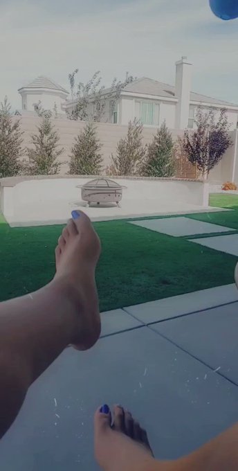 Just being silly outside 

#feet #gayfeet #femboyfeet #paintedtoes #trapfeet https://t.co/3Tfa0kULj9