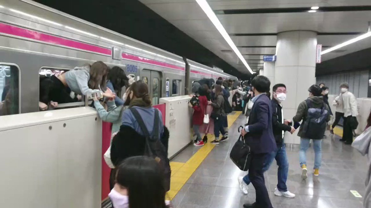 Въоръжен нападна пътници и запали вагон във влак в Токио (Видео)