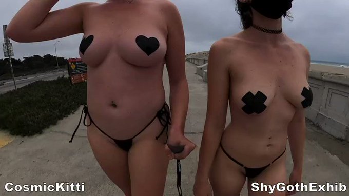 It's so much more fun flashing with friends! @ShyGothExhib 

#funwithfriends #flashingwithfriends #girlsflashing