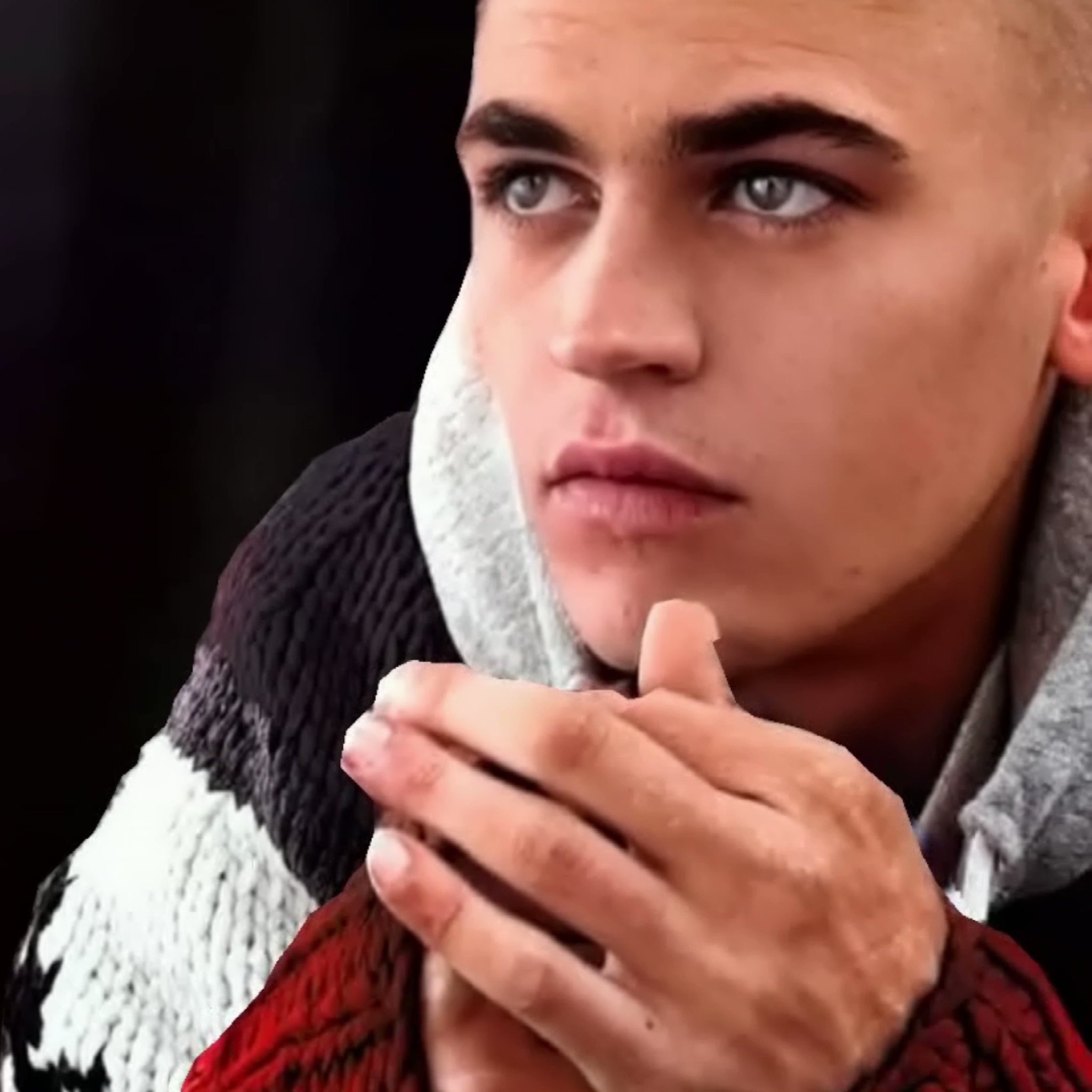  hero fiennes tiffin is my 11:11 wish. 
        happy birthday my fav boy!

