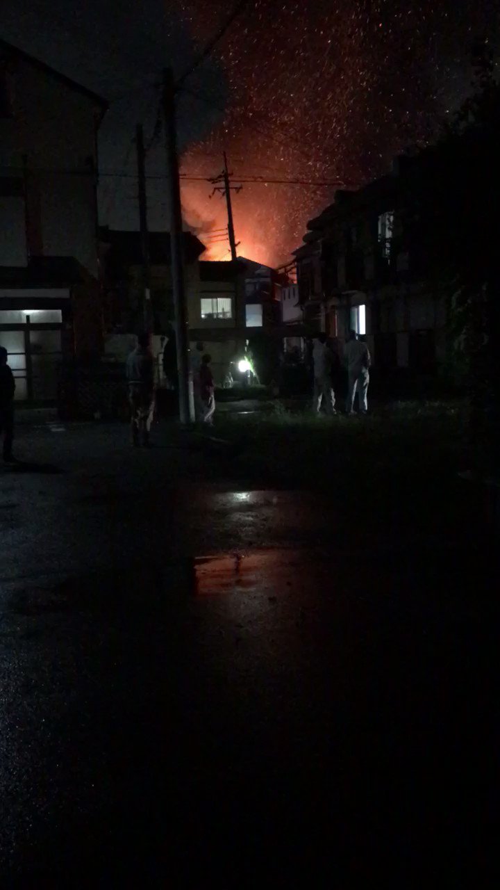災害火災画像速報ニュース2 火事情報まとめ 大阪府枚方市須山町付近 住宅街から火の手あがる火災11 10 大阪 枚方 事件事故 災害速報ニュース T Co Rypxytlcen 枚方市 Nhk T Co N4hi0zms6v Twitter