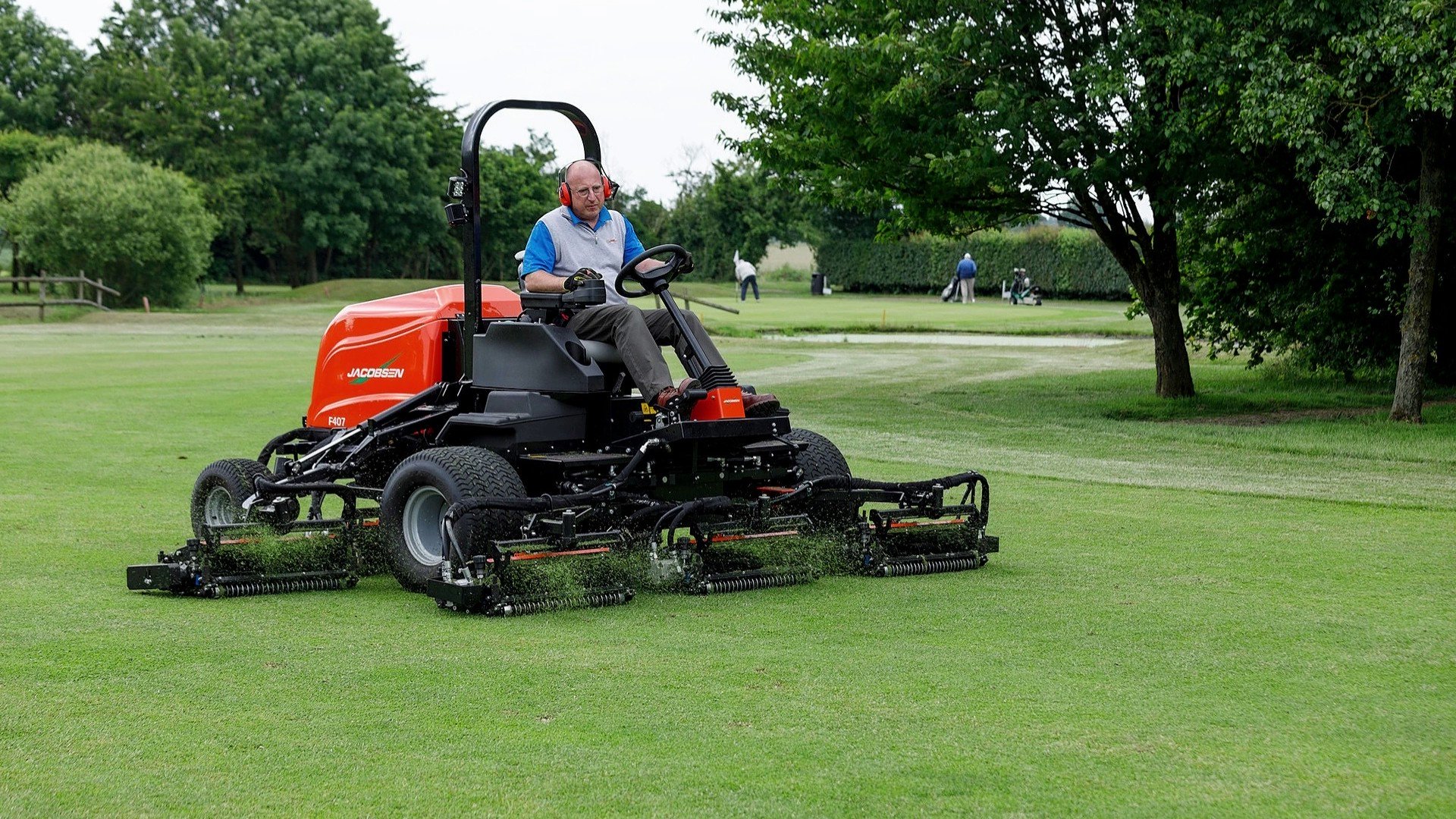 Jacobsen Turf on X: The majestic F407 super wide ride on reel mower. The  powerful but precise F407 comes with 26” (66cm) front and rear clipping  discharge units, and benefits from an