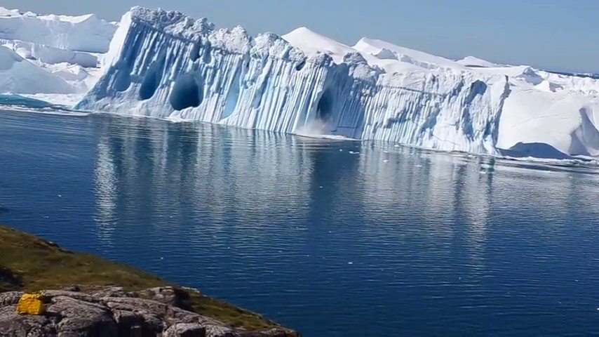 グリーンランド、イルリサット アイスフィヨルド
新たに分断された氷山の見事な映像 