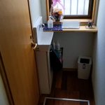 トイレが狭いと思ったら？ドアが2つの機能を持っていた!