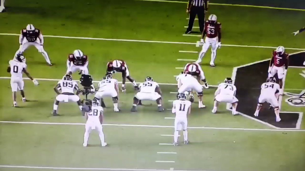 South Carolina DT Zacch Pickens (#6) is one of my guys of the 2022 NFL Draft.

Here are a couple of plays from his 2020 season. Great play right here, he got rid of #77 by using pure power and made a solid tackle in space to bring down Isaiah Spiller (and the official). https://t.co/8JHalCN5hi