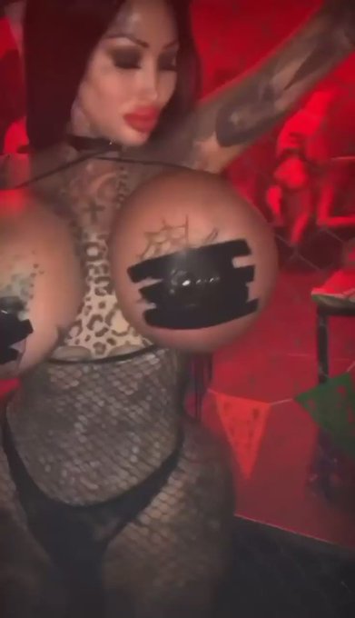 My alter ego ft my special talent🧛🏻&zwj;♀️🌚 https://t.co/tfefaoa3u7<a href="/tag/squats"class="tags"><span>#squats</span></a><a href="/tag/naturalbeauty"class="tags"><span>#naturalbeauty</span></a>