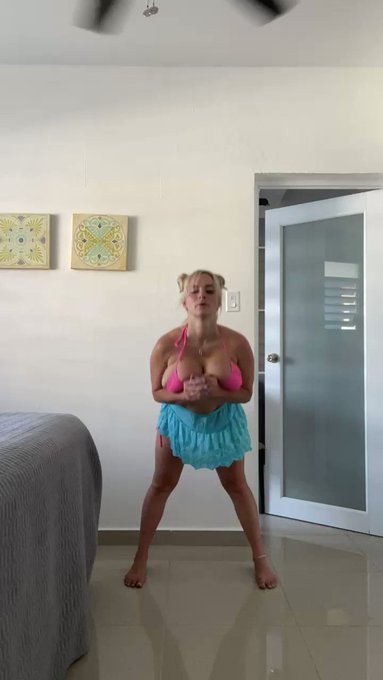 Celebrating my first Press to handstand after a year break! Weeeee!!!! 🎉🎉 Can you do them?! https://t