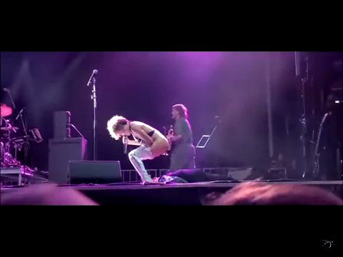 pee on stage 